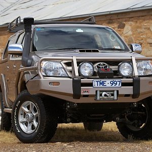 Силовой передний бампер ARB Deluxe для Toyota Hilux с 2011 года (с возможностью установки лебедки)